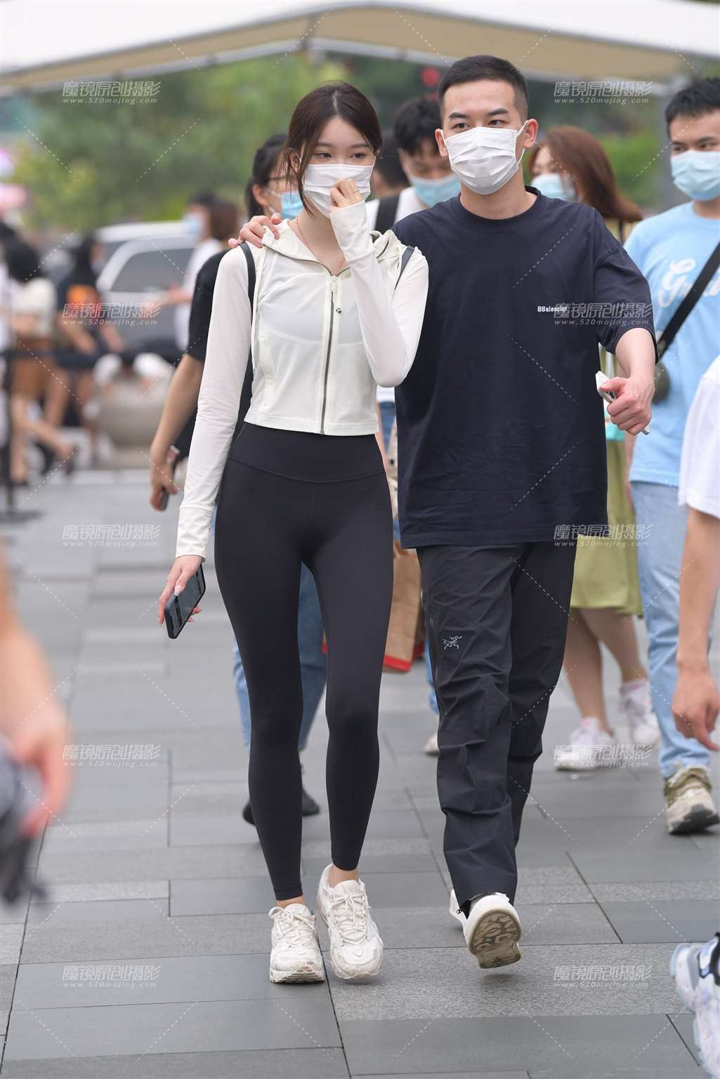 图片[1]-瑜伽裤长腿女友-街拍流行馆