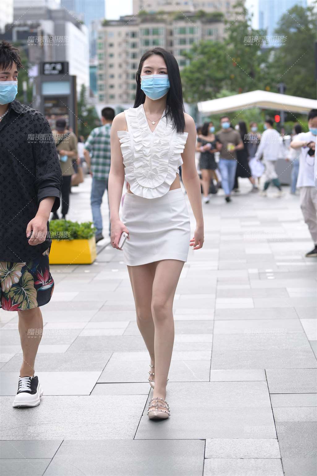 图片[1]-美腿美背小姐姐-街拍流行馆