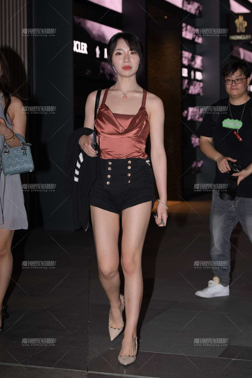 图片[1]-热裤美背小姐姐-街拍流行馆