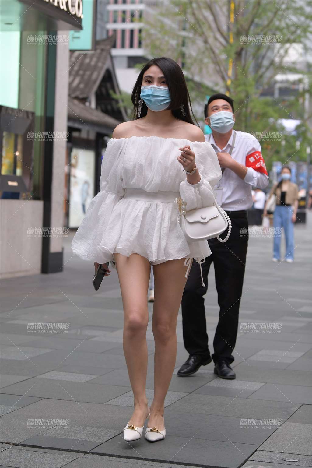 图片[1]-白热裤美腿小姐姐-街拍流行馆