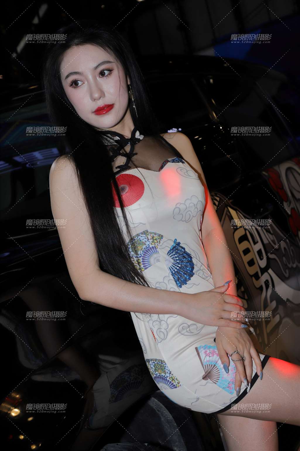 图片[1]-扇画短旗袍-街拍流行馆