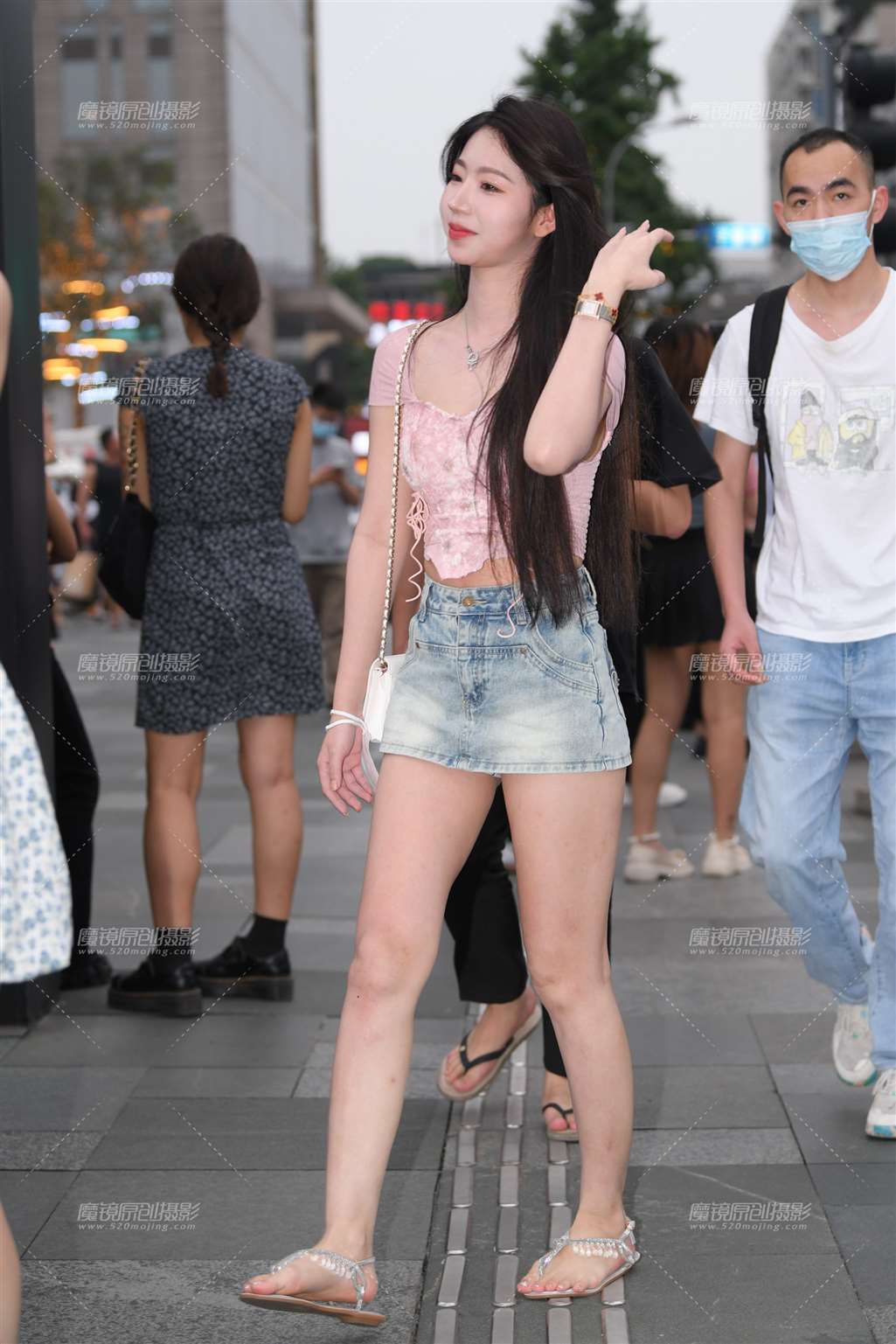 图片[1]-热裤女孩-街拍流行馆