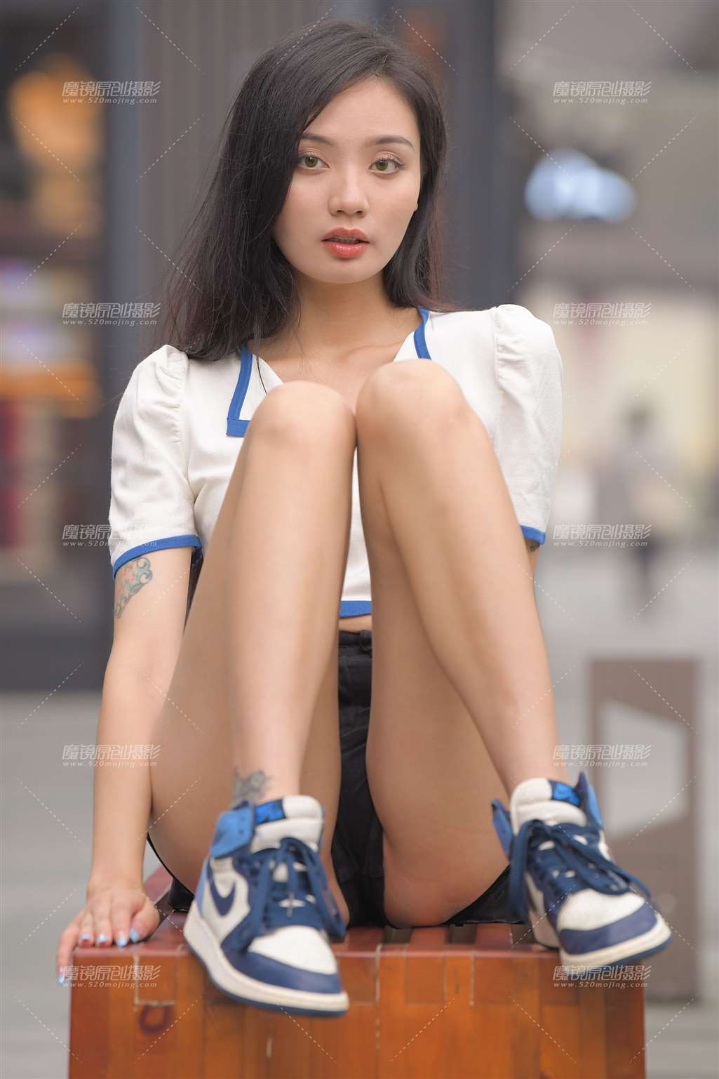图片[3]-黑色热裤美女-街拍流行馆