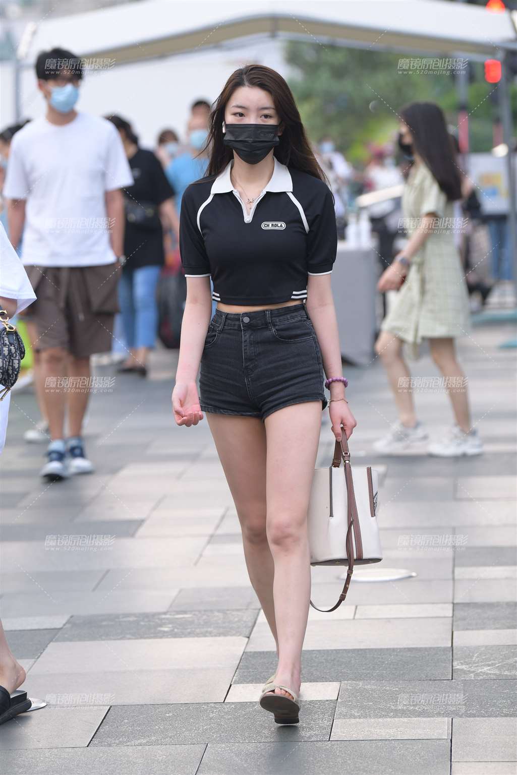 图片[1]-热裤长腿小姐姐-街拍流行馆