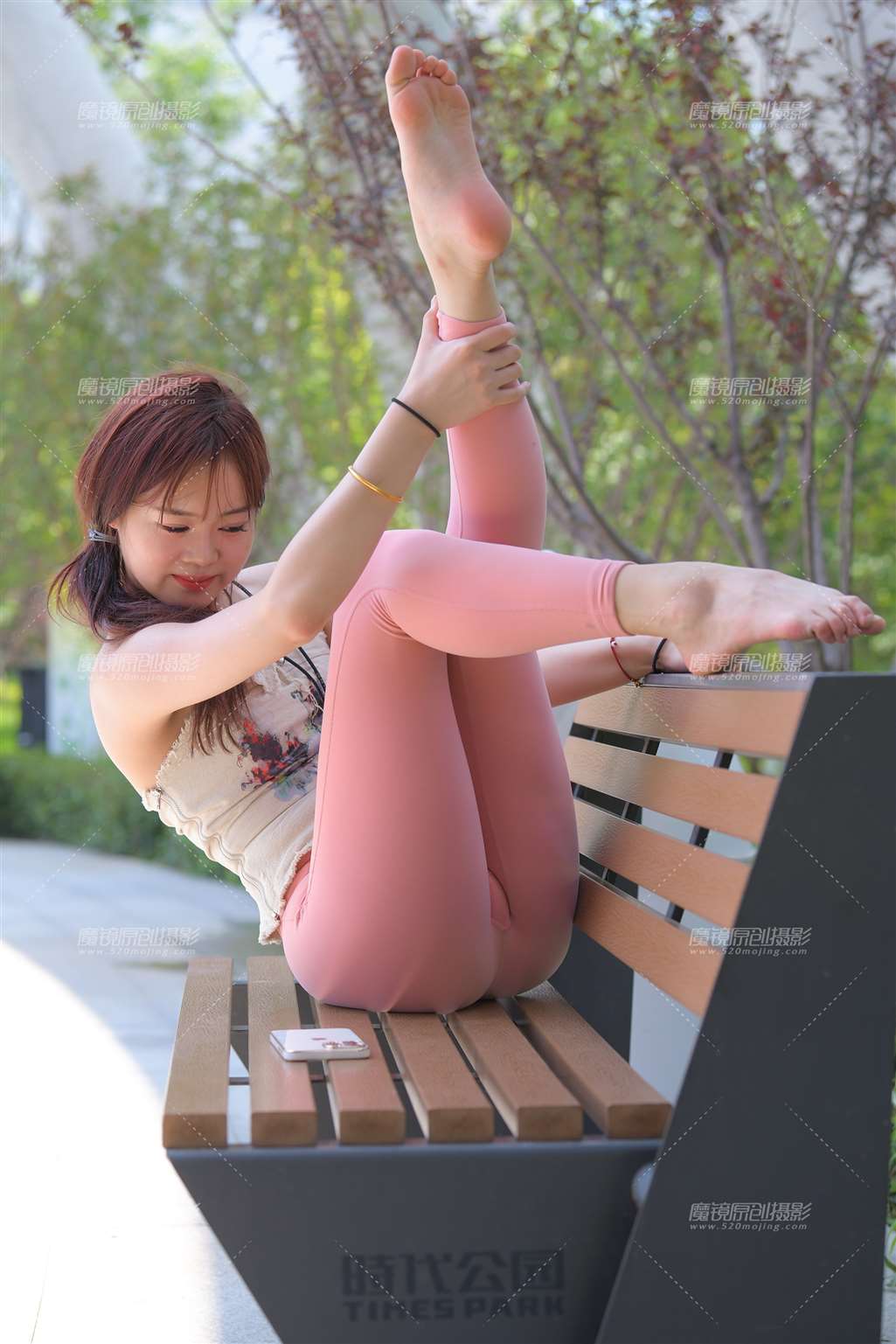 图片[1]-灵动的粉裤美眉-街拍流行馆