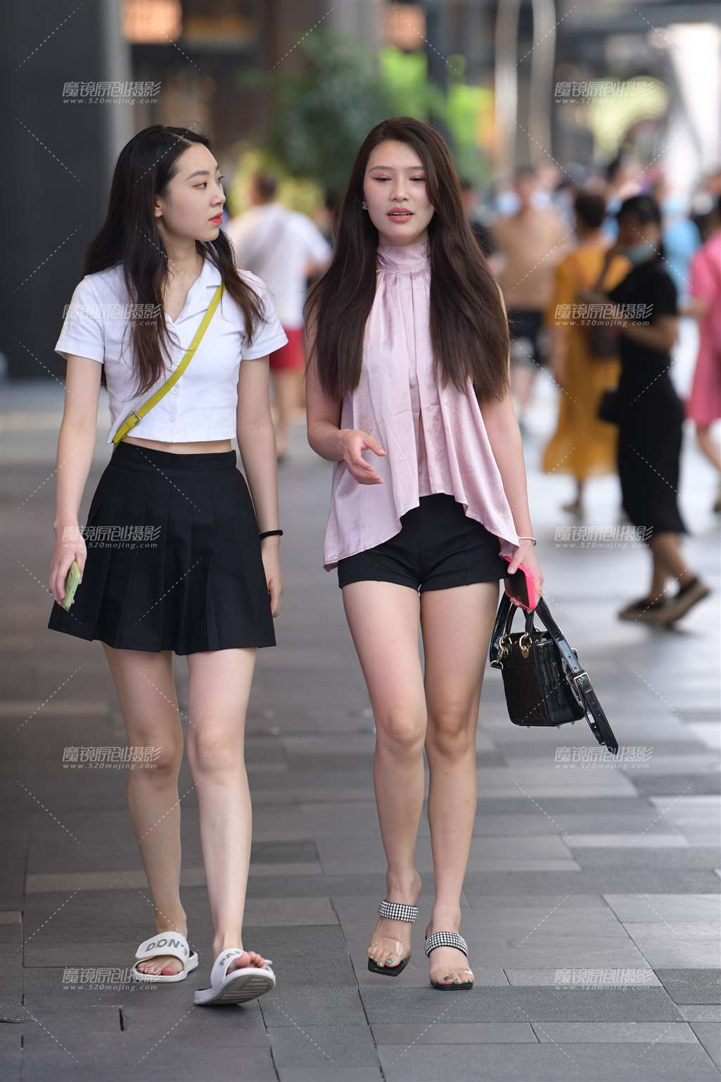 图片[1]-长腿热裤闺蜜-街拍流行馆