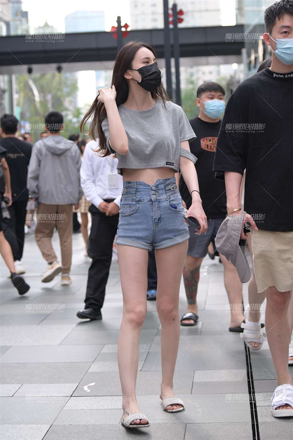 图片[1]-热裤女孩-街拍流行馆