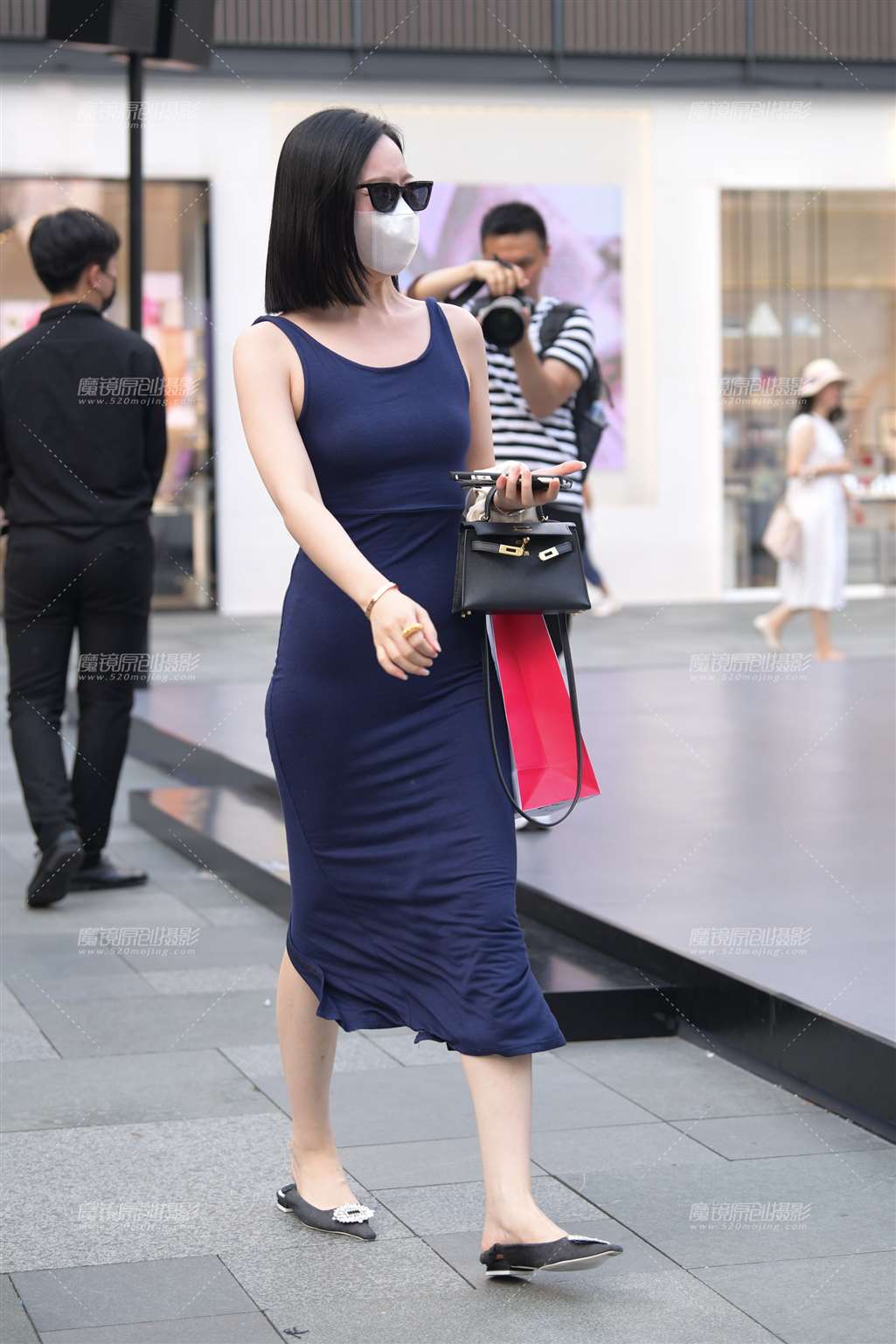 图片[1]-韵味的女人-街拍流行馆