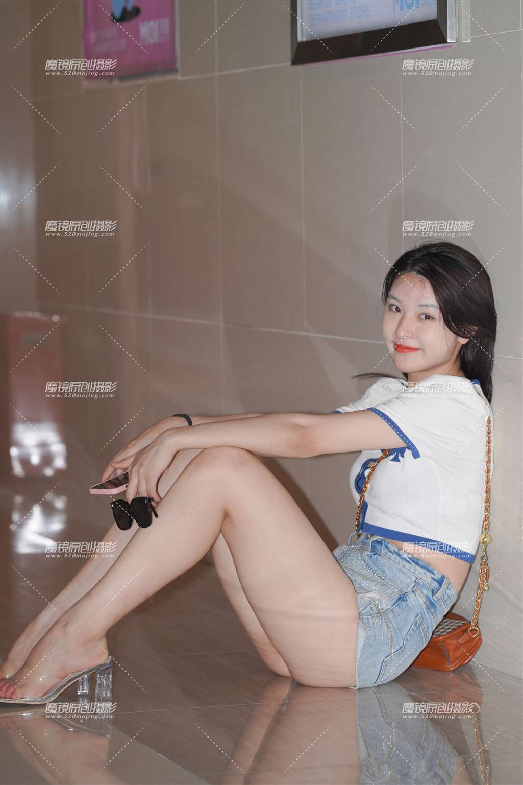 图片[2]-牛仔热裤美女-街拍流行馆