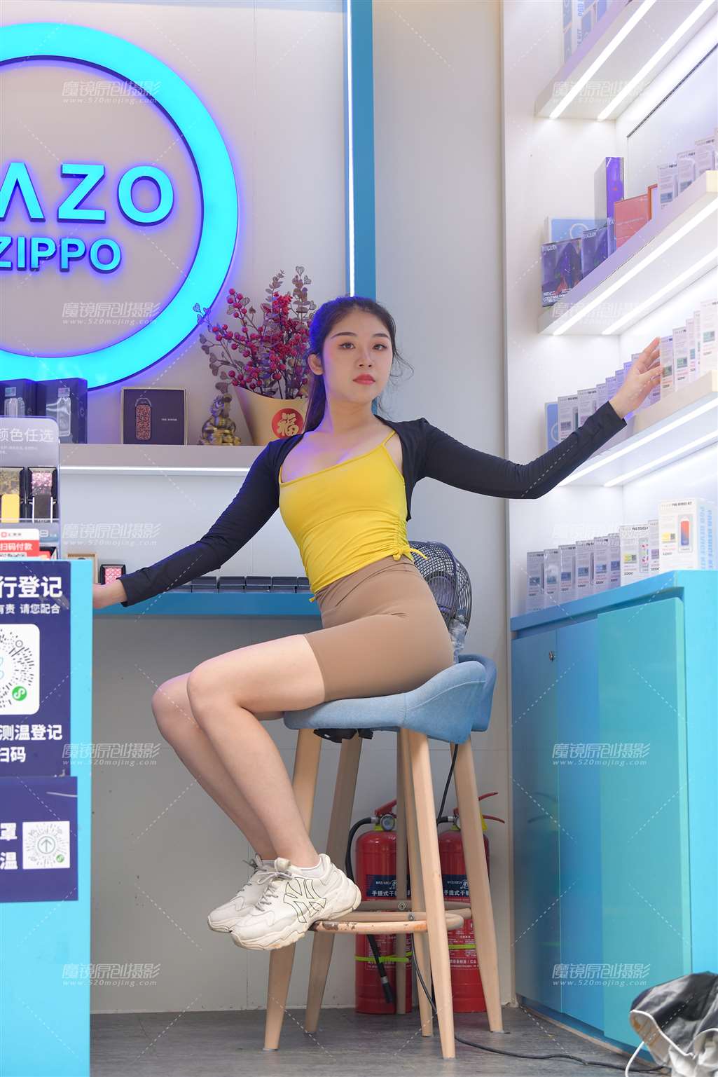 图片[3]-灰色短裤女孩-街拍流行馆