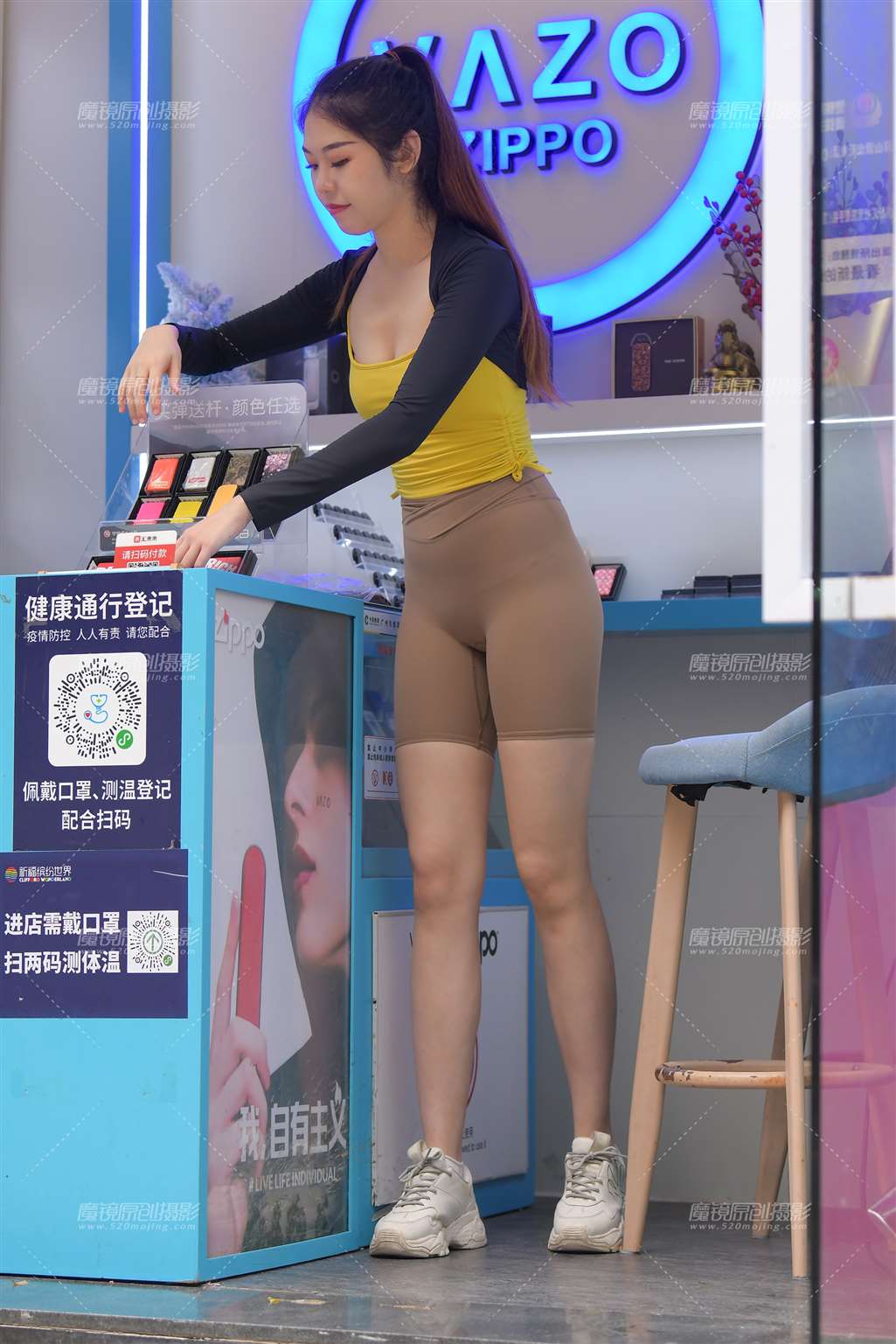 图片[4]-灰色短裤女孩-街拍流行馆