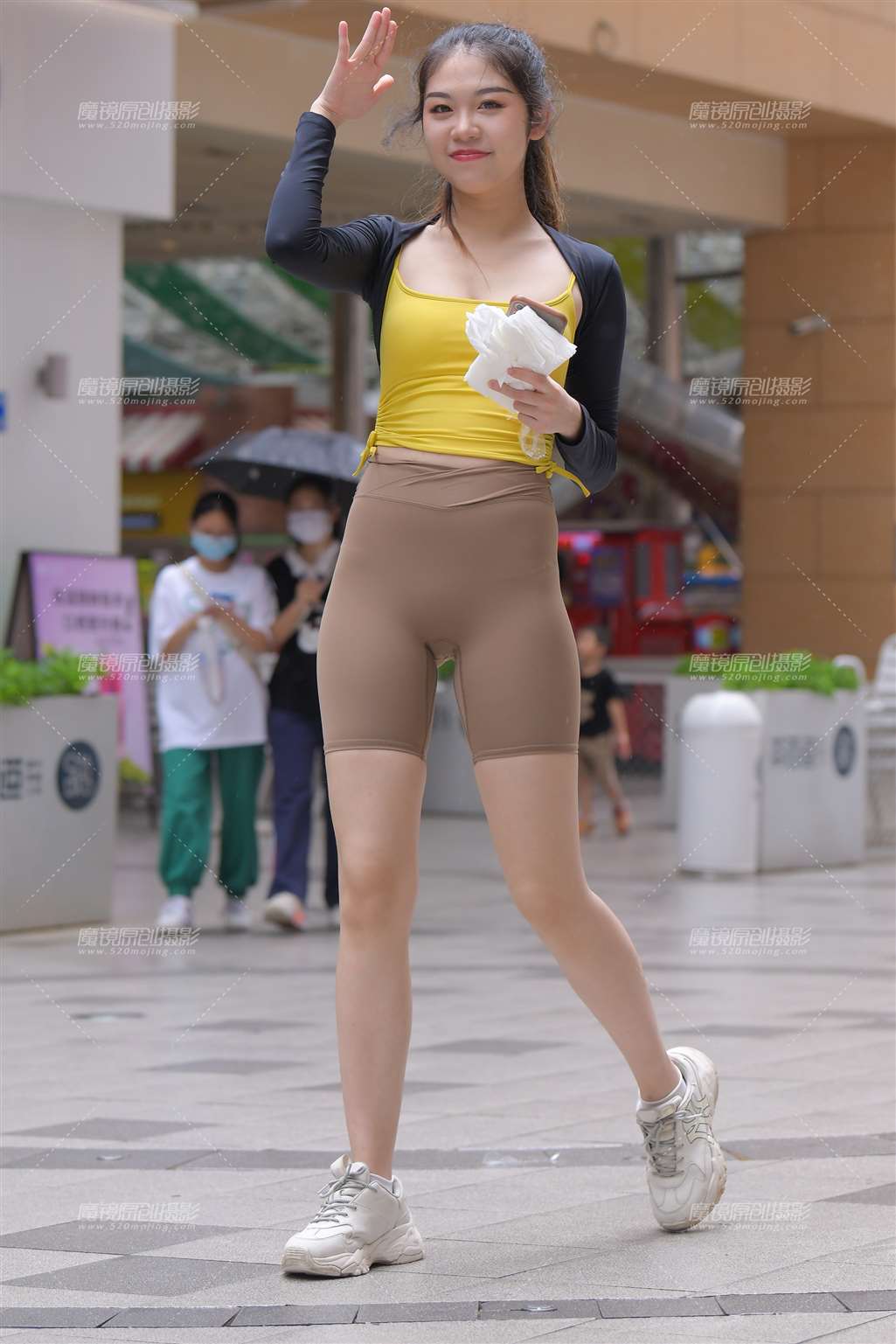 图片[1]-灰色短裤女孩-街拍流行馆