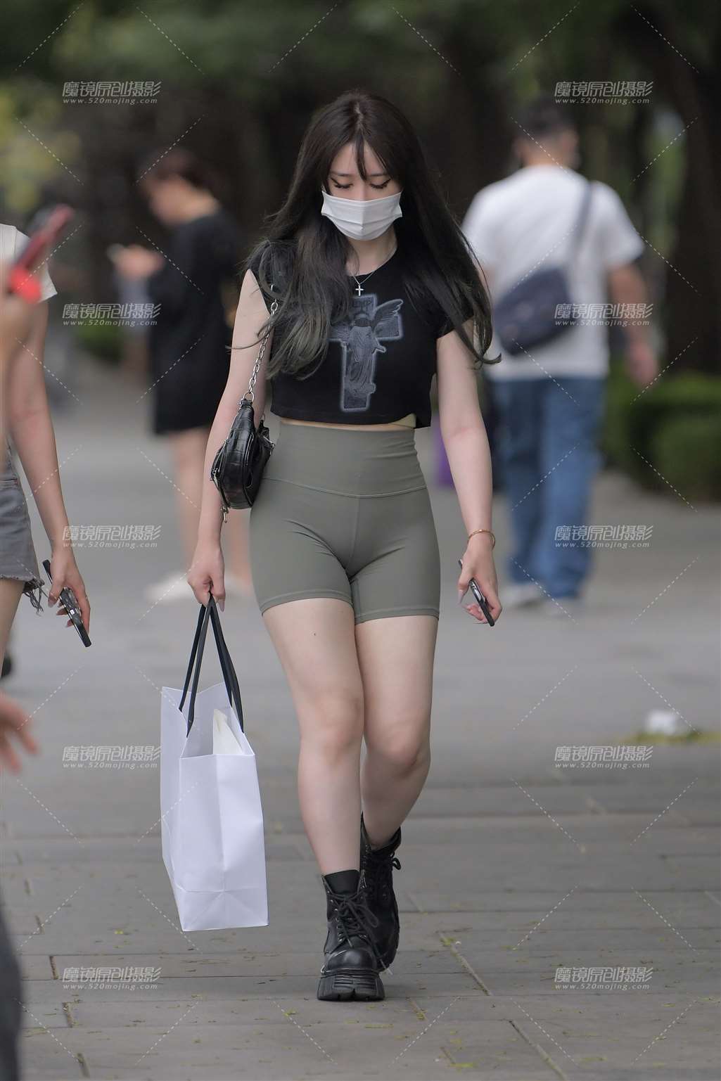 图片[3]-绿色瑜伽短裤小妹-街拍流行馆
