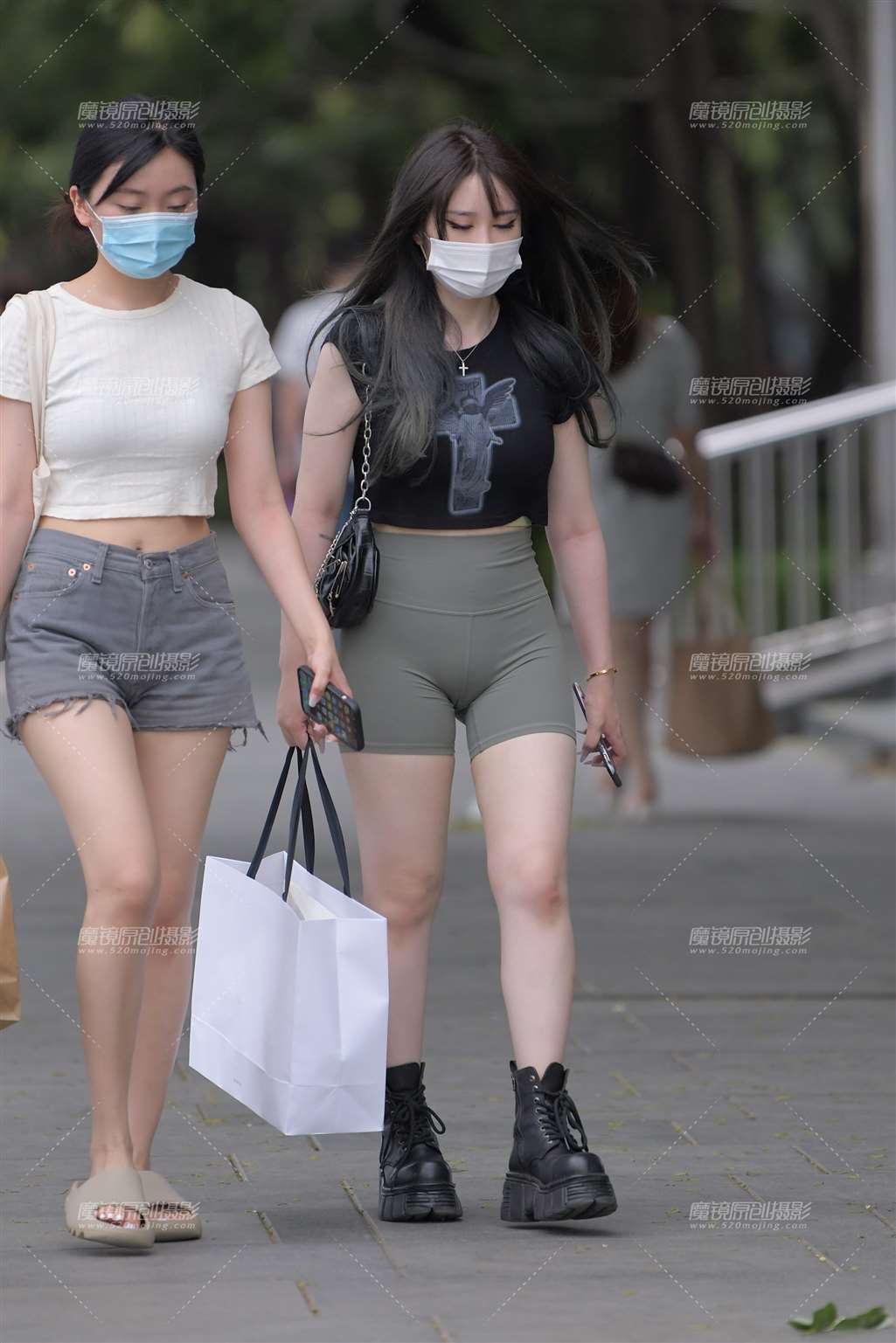 图片[4]-绿色瑜伽短裤小妹-街拍流行馆