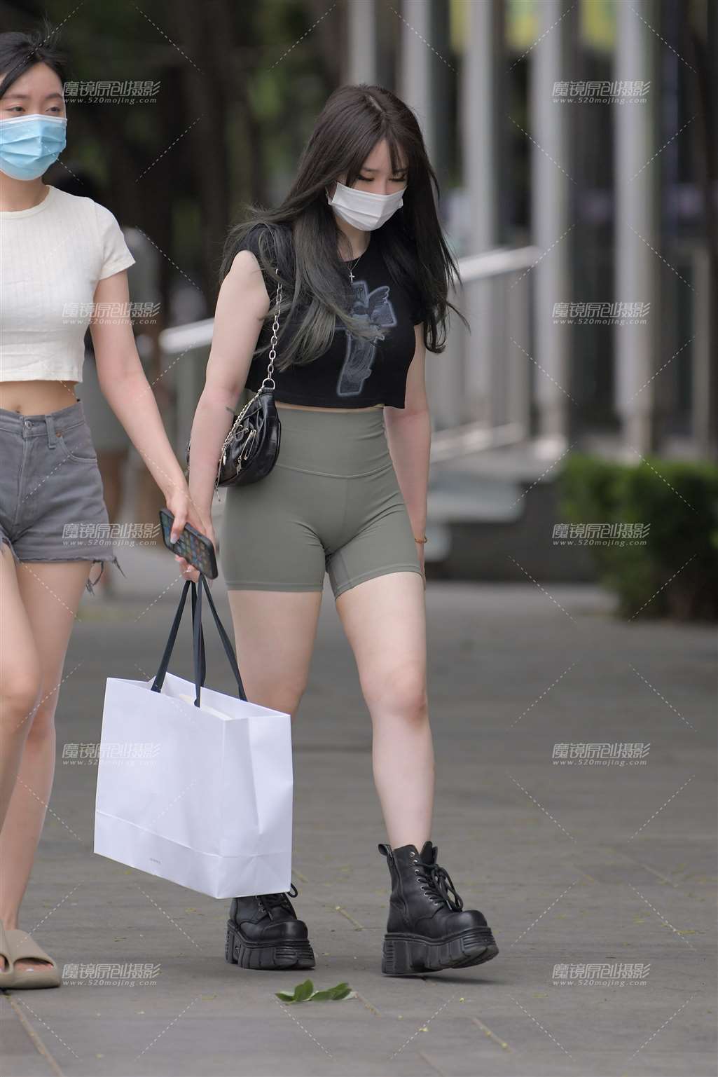 图片[5]-绿色瑜伽短裤小妹-街拍流行馆