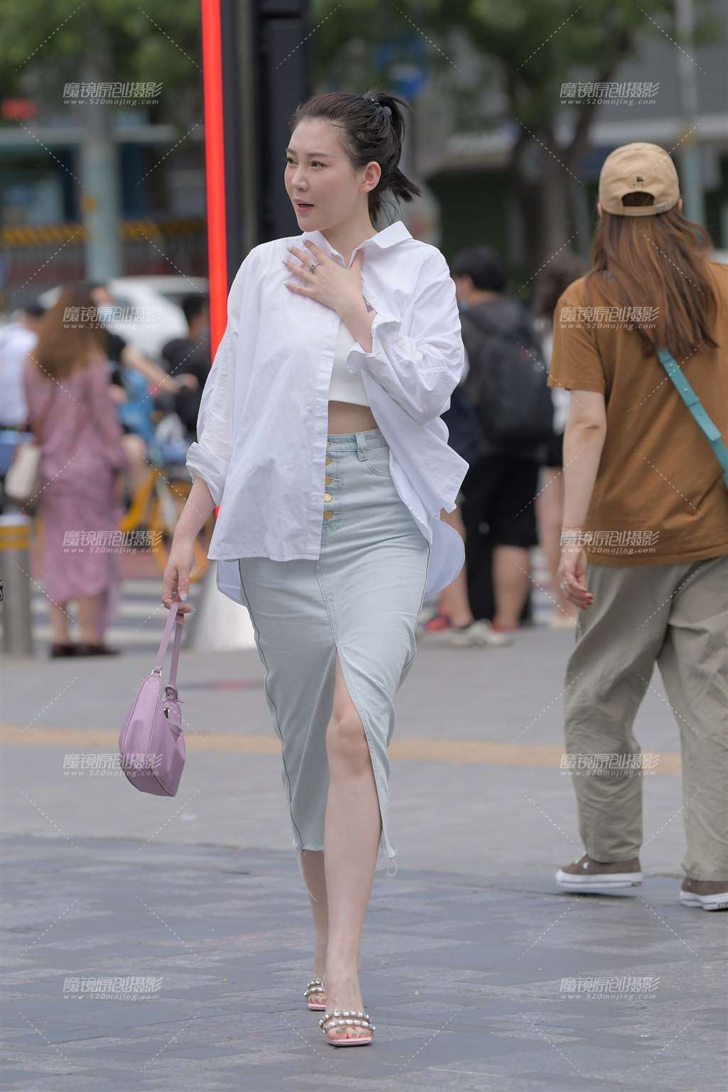 图片[4]-粉色水钻透明高跟鞋气质美女-街拍流行馆
