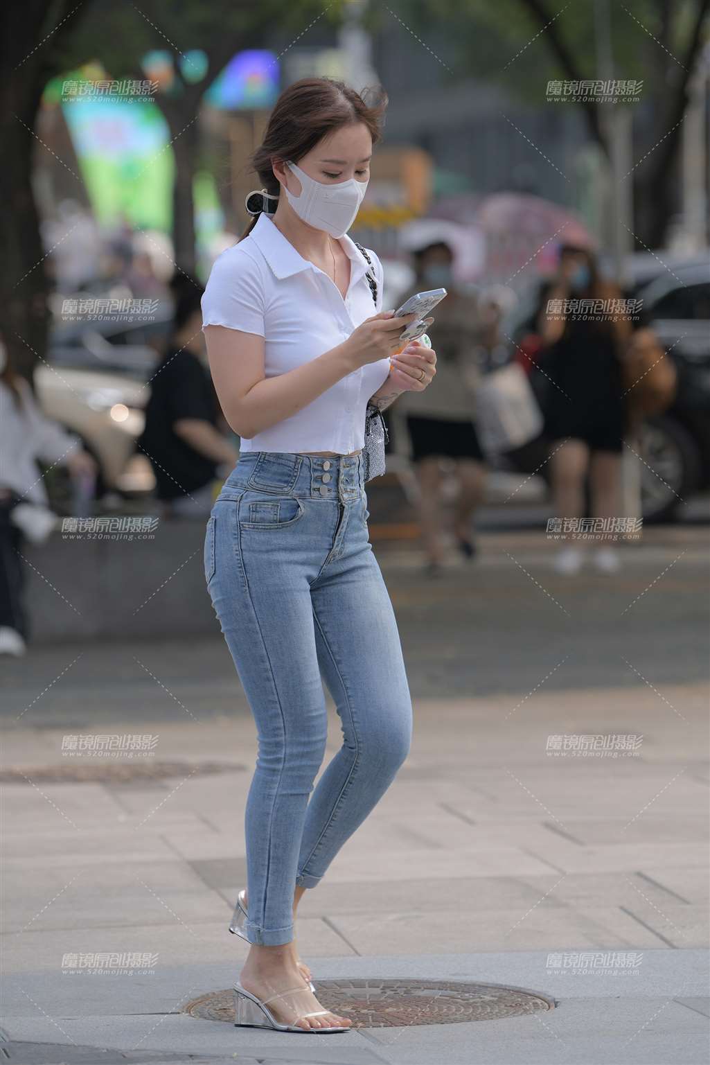 图片[4]-蓝色牛仔裤美女-街拍流行馆