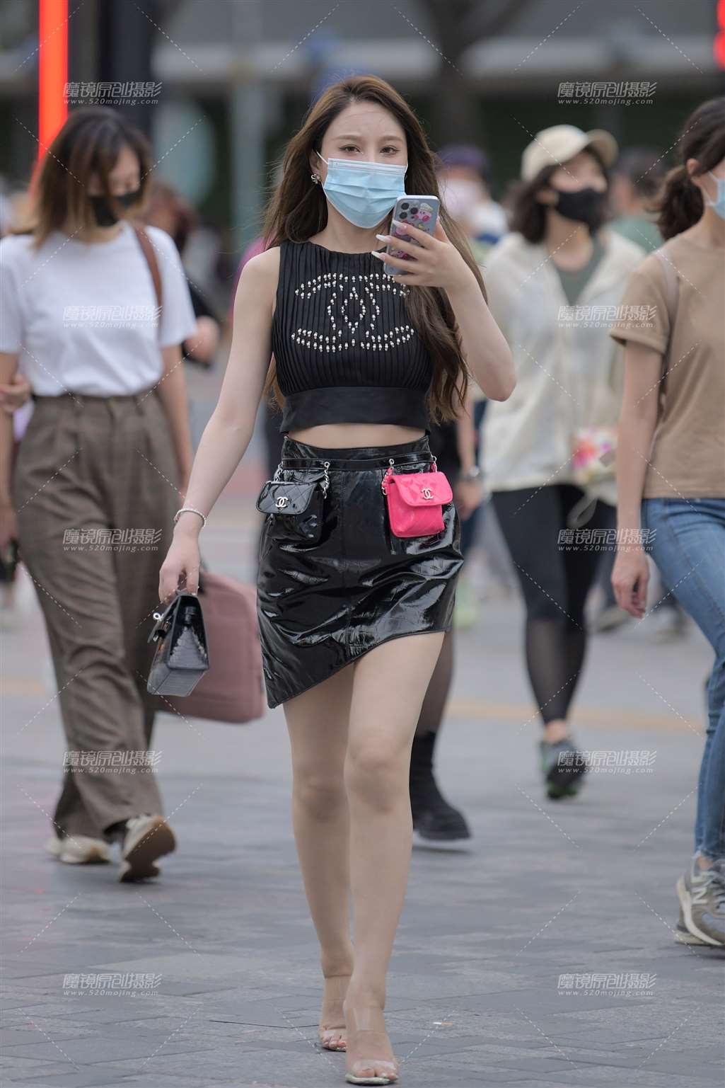 图片[3]-包臀半身黑皮裙气质美女-街拍流行馆