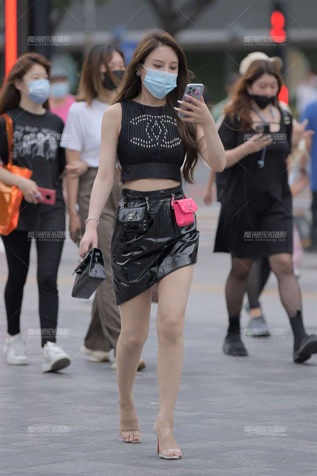 图片[1]-包臀半身黑皮裙气质美女-街拍流行馆