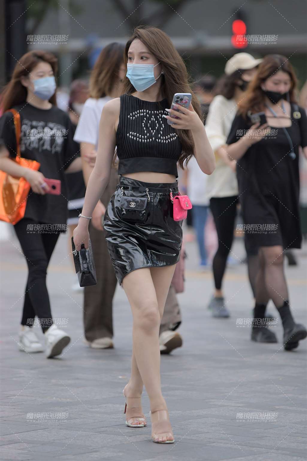 图片[5]-包臀半身黑皮裙气质美女-街拍流行馆