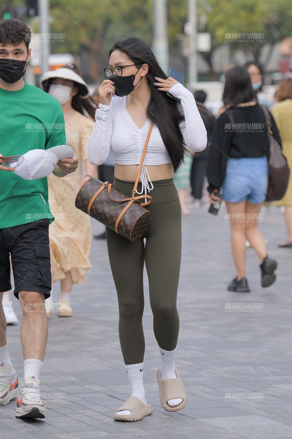 图片[3]-绿色瑜伽裤美女-街拍流行馆
