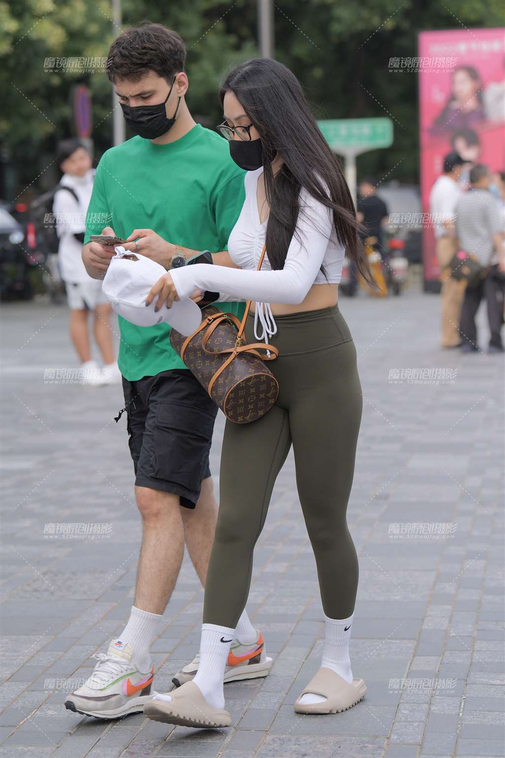 图片[4]-绿色瑜伽裤美女-街拍流行馆