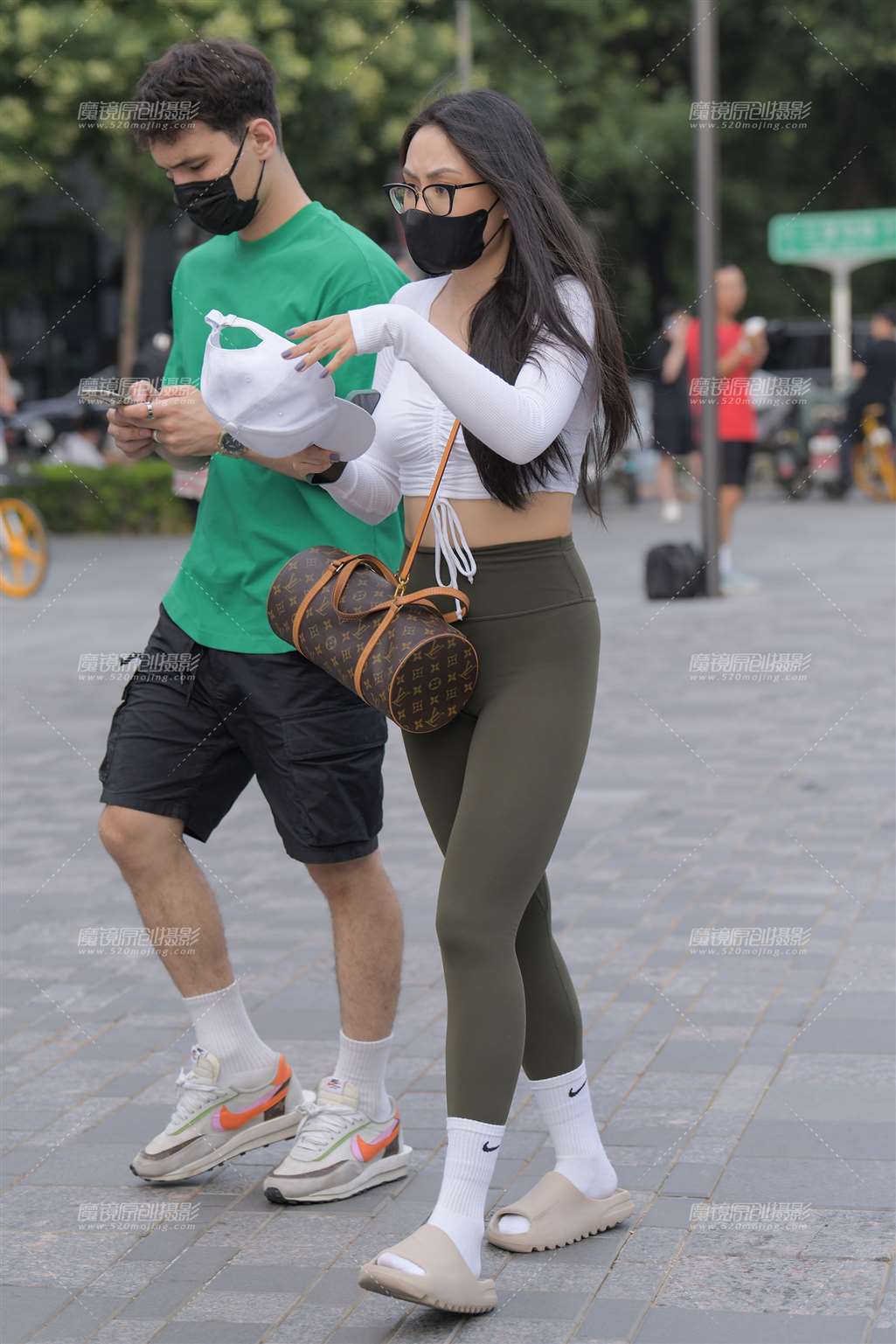 图片[5]-绿色瑜伽裤美女-街拍流行馆