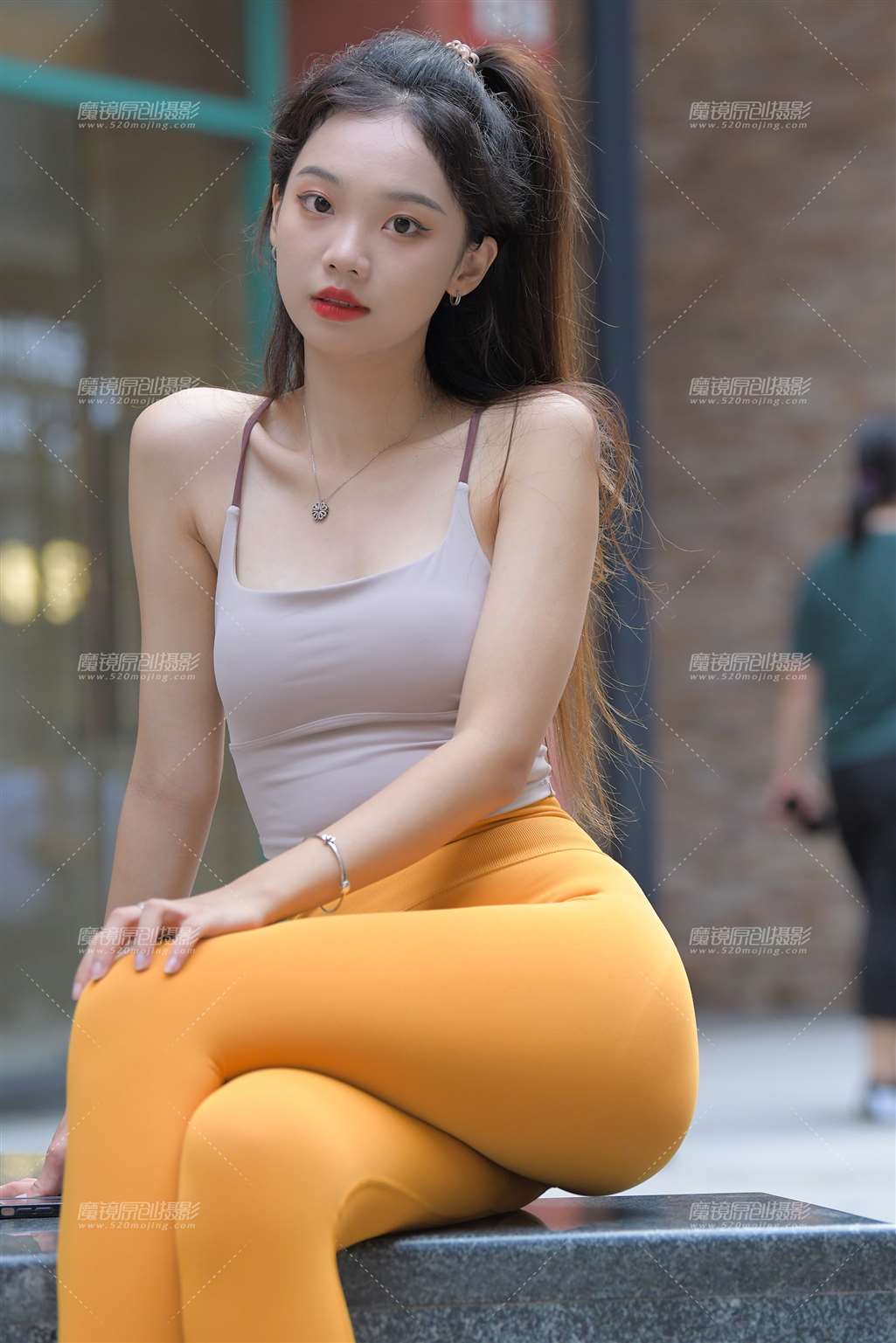 图片[5]-黄色瑜伽裤小妹-街拍流行馆