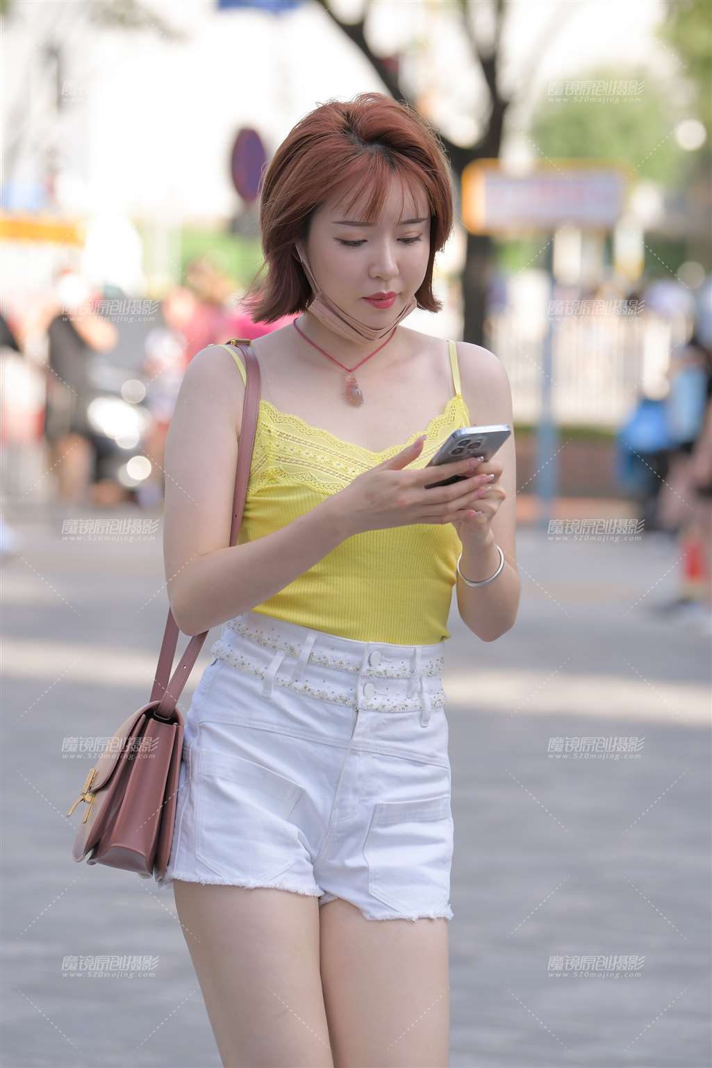 图片[5]-黄色蕾斯吊带.白色热裤美女-街拍流行馆