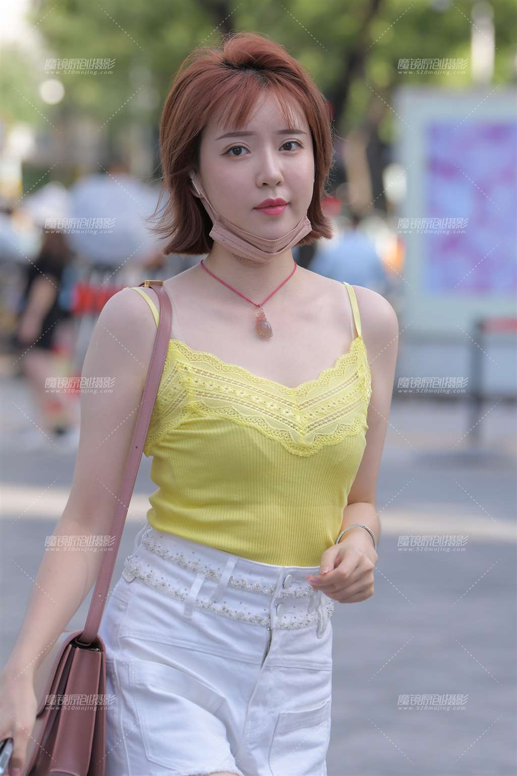 图片[1]-黄色蕾斯吊带.白色热裤美女-街拍流行馆