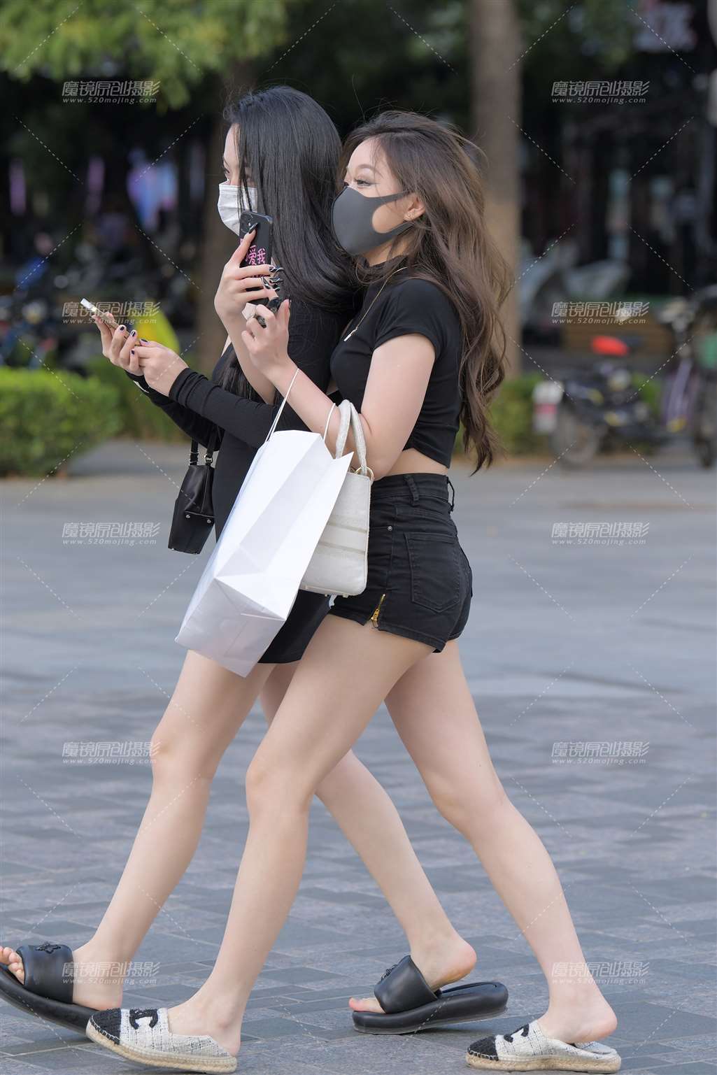 图片[4]-黑色热裤美眉-街拍流行馆