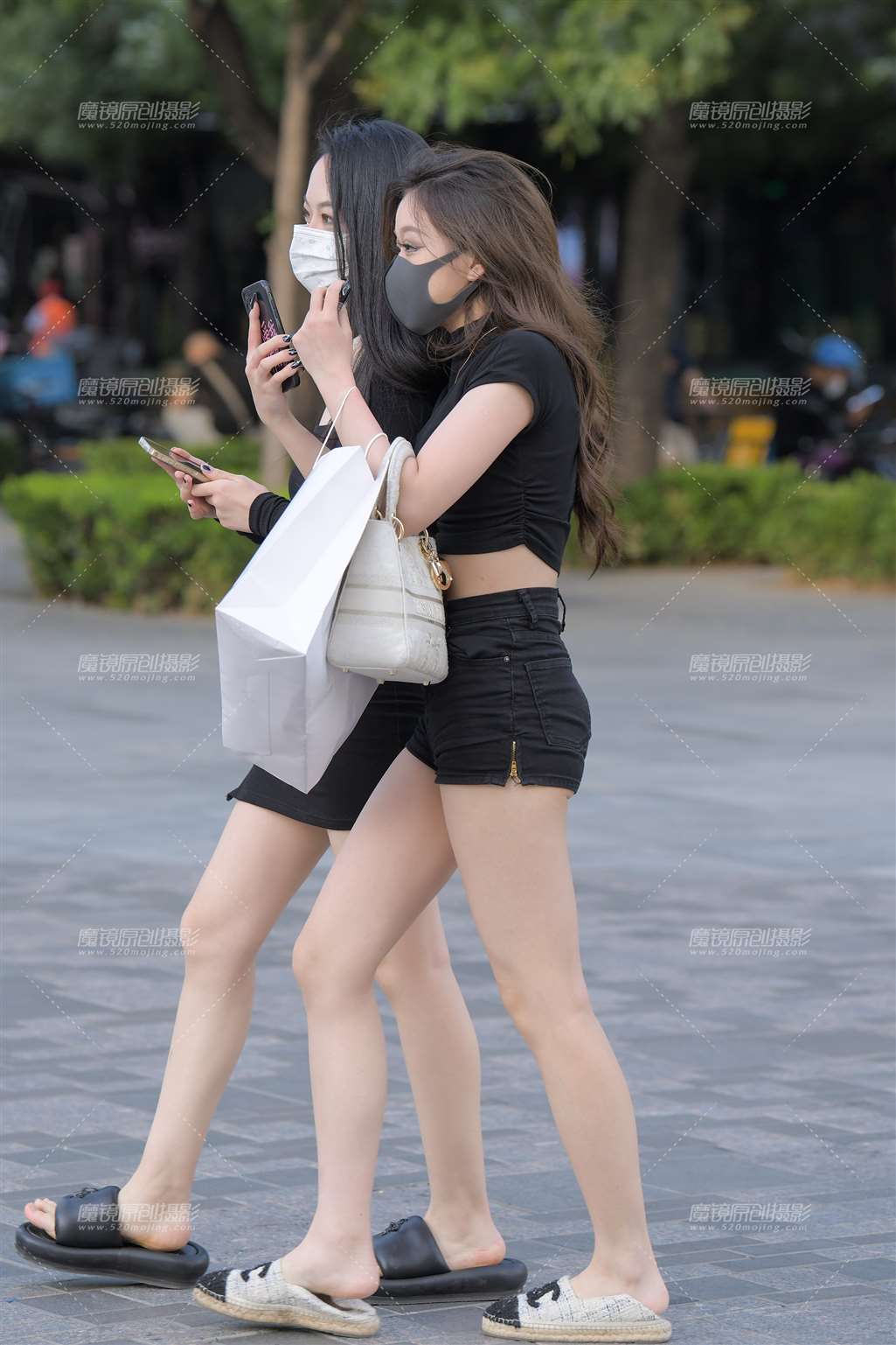 图片[1]-黑色热裤美眉-街拍流行馆