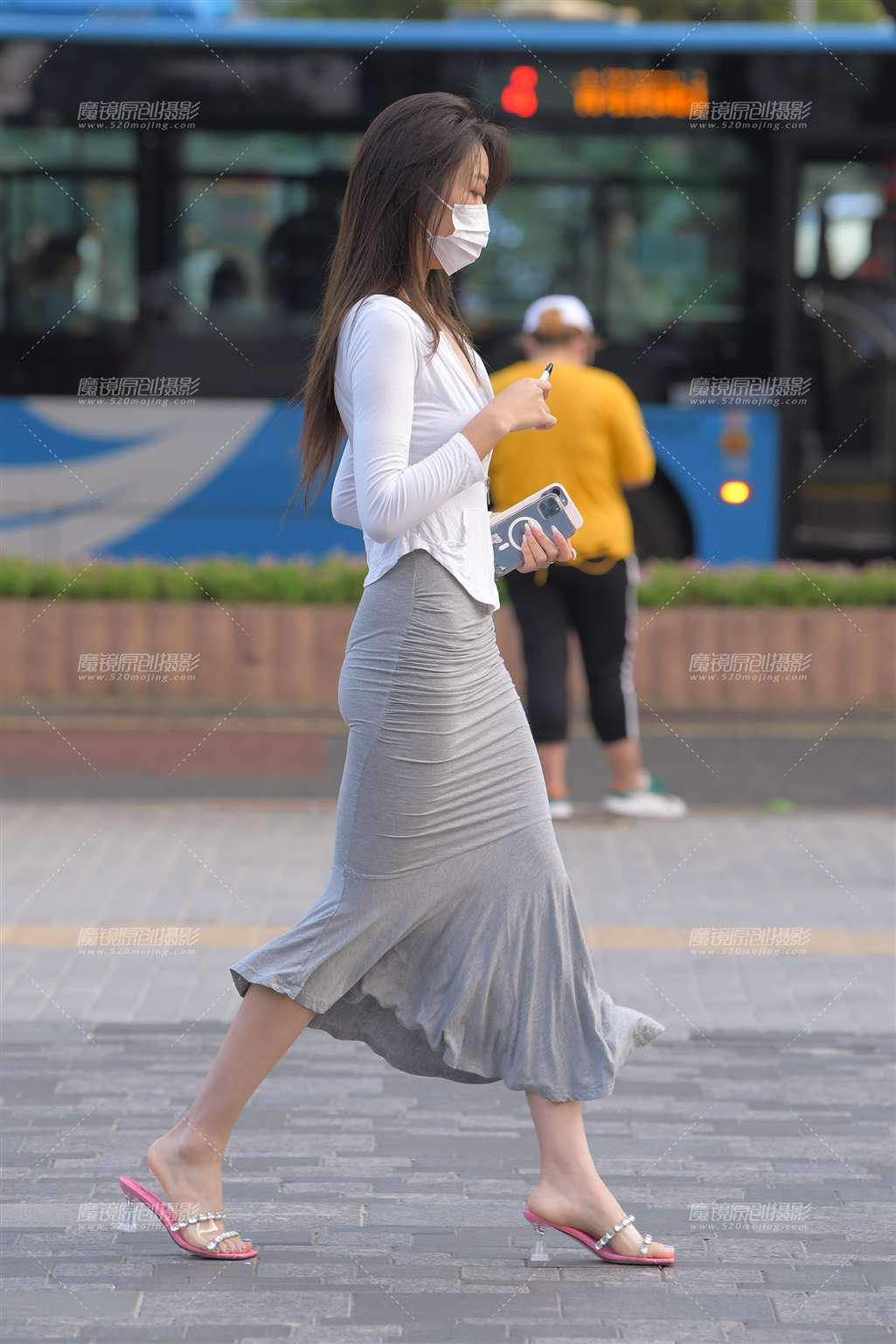 图片[1]-灰色紧身包臀裙美女-街拍流行馆
