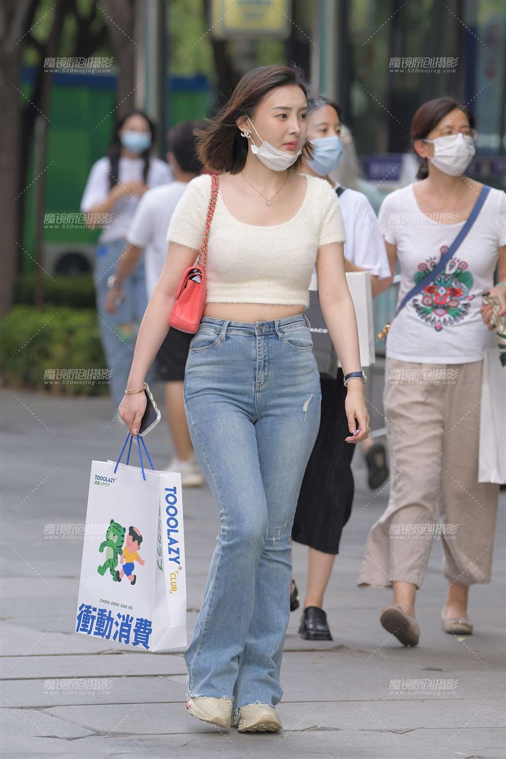 图片[4]-晚来妆面胜荷花-街拍流行馆