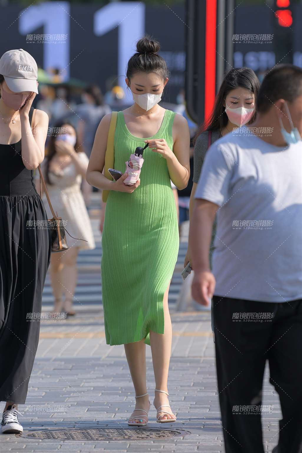 图片[3]-绿裙美女-街拍流行馆