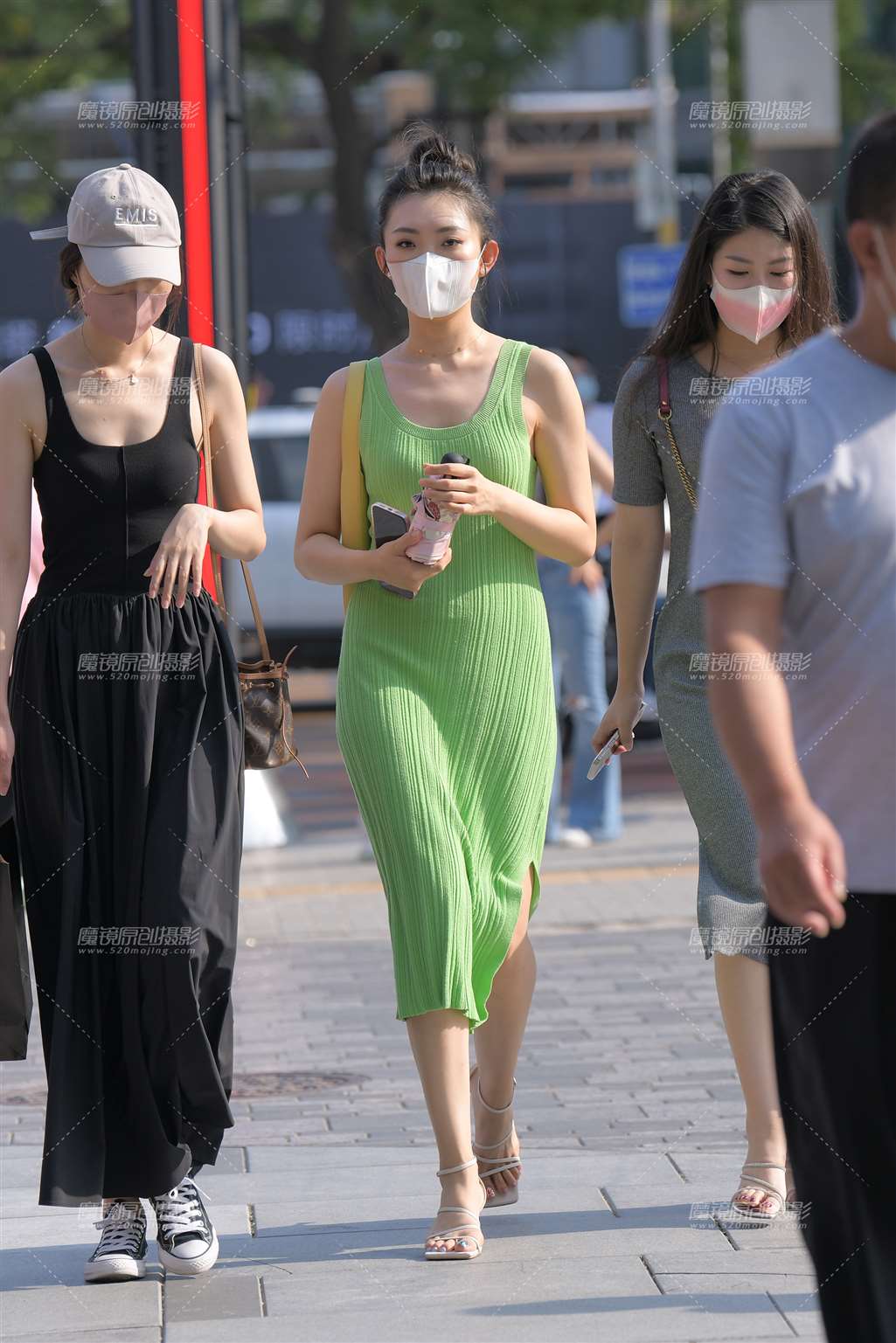 图片[1]-绿裙美女-街拍流行馆