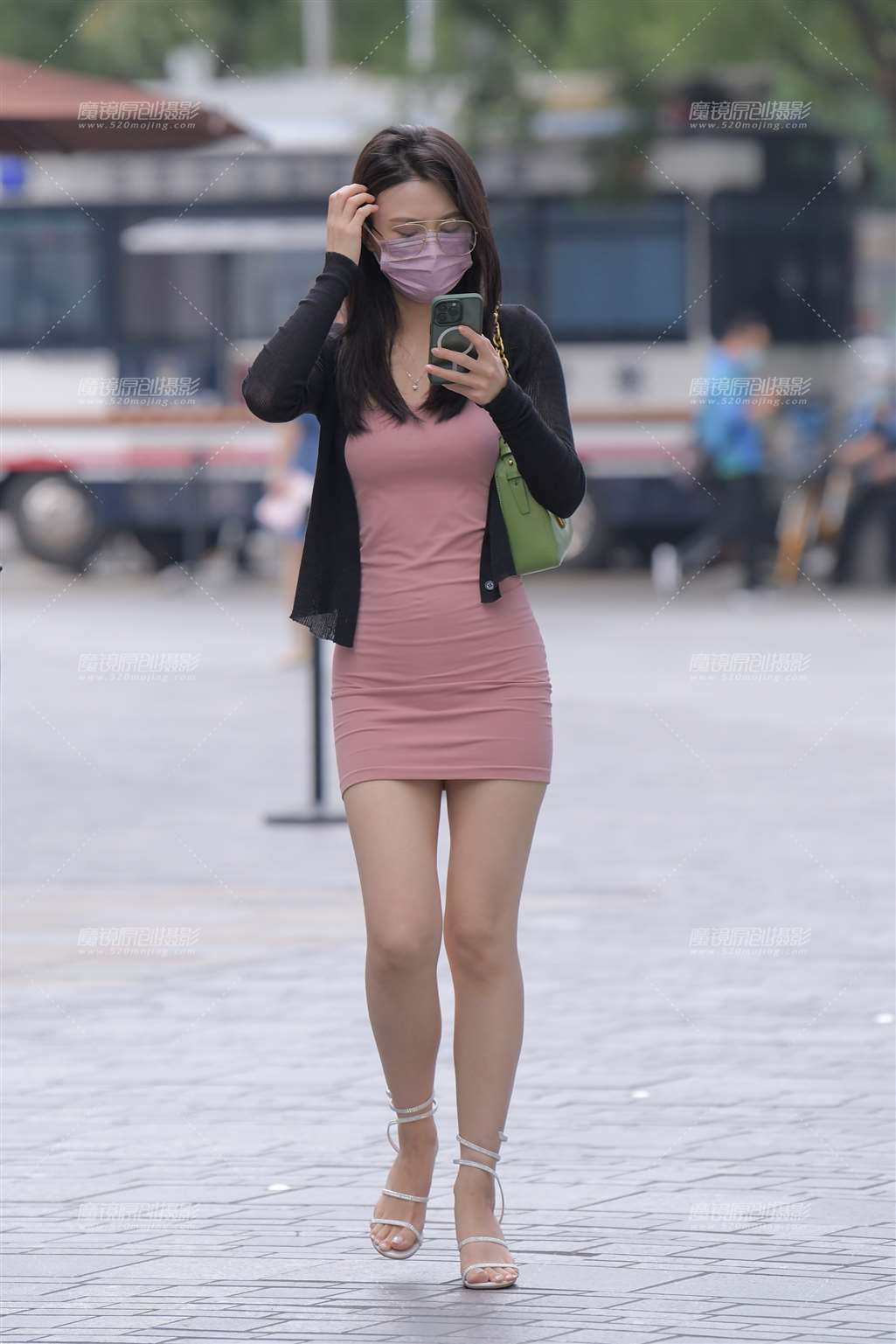 图片[3]-蛇形水钻高跟、浅粉包臀裙美女-街拍流行馆