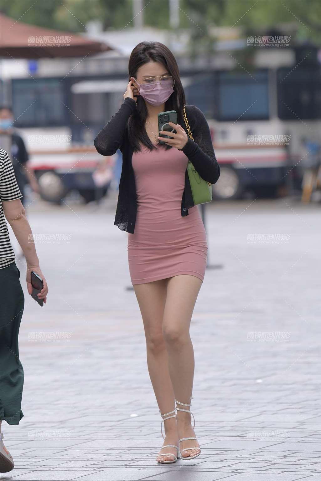 图片[4]-蛇形水钻高跟、浅粉包臀裙美女-街拍流行馆