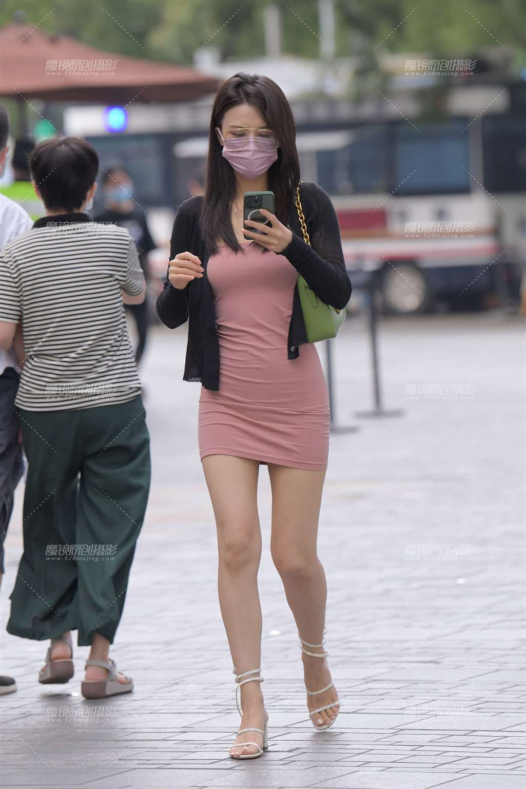 图片[5]-蛇形水钻高跟、浅粉包臀裙美女-街拍流行馆
