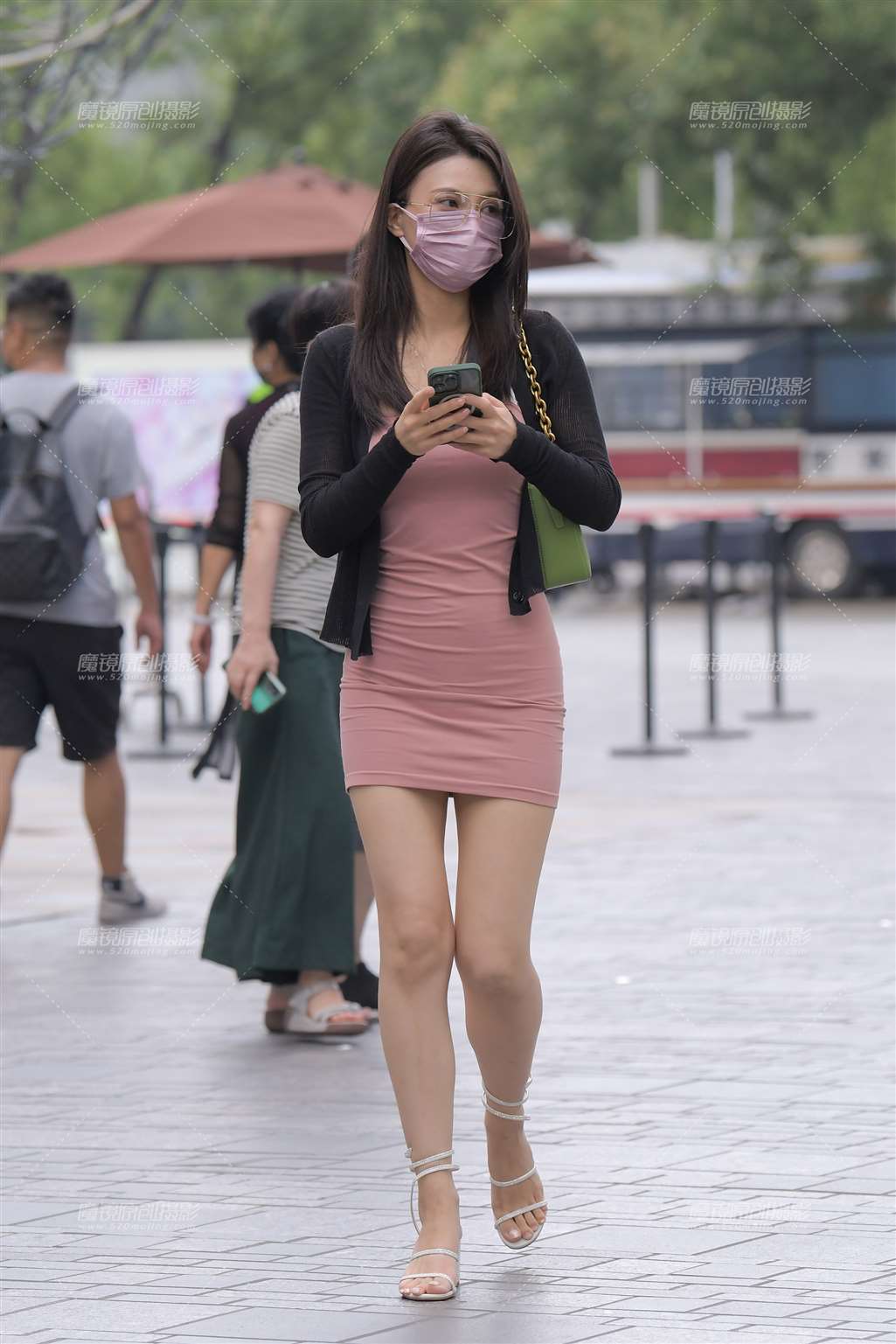 图片[1]-蛇形水钻高跟、浅粉包臀裙美女-街拍流行馆