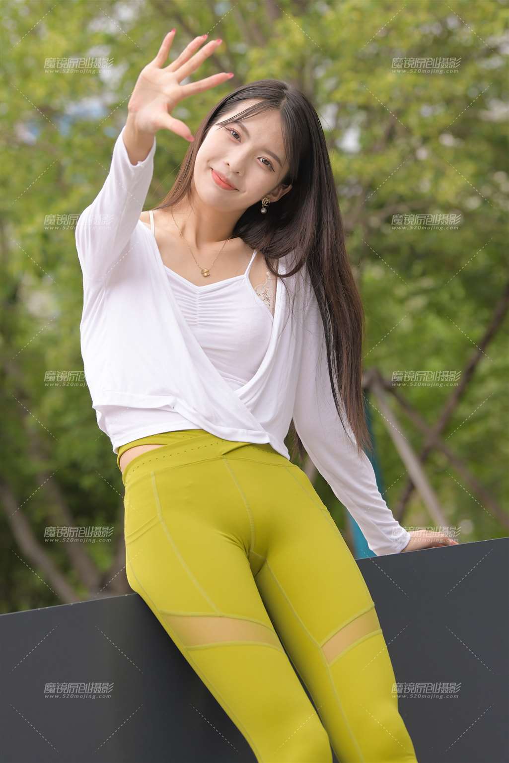 图片[1]-绿色瑜伽裤美女-街拍流行馆