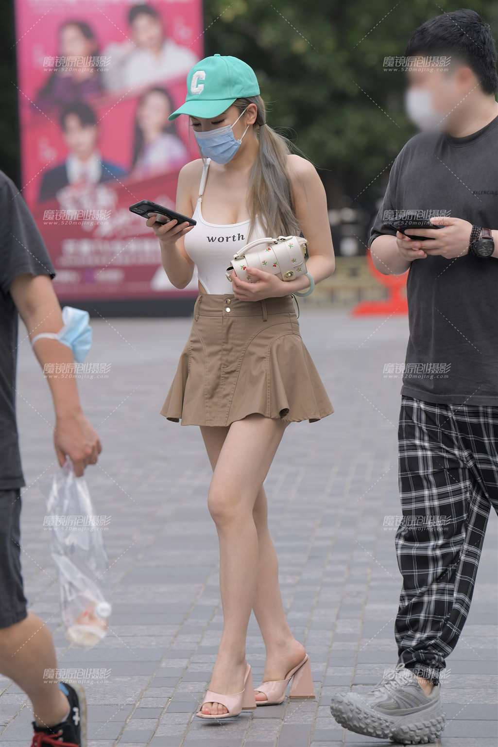 图片[1]-褐色短裙-街拍流行馆