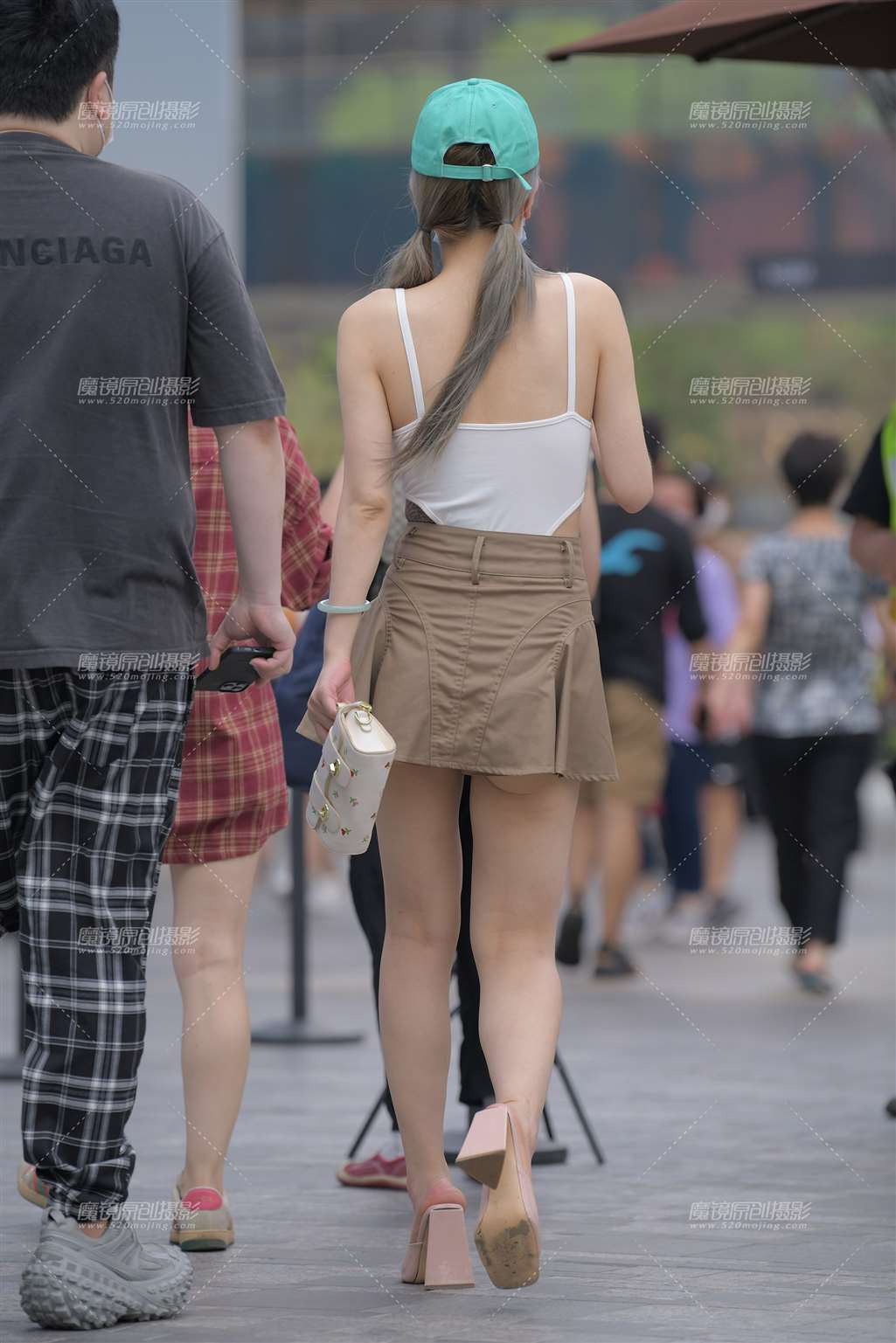 图片[2]-褐色短裙-街拍流行馆