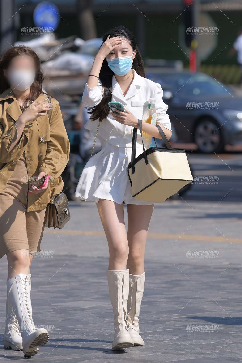 图片[1]-白色皮靴美女-街拍流行馆