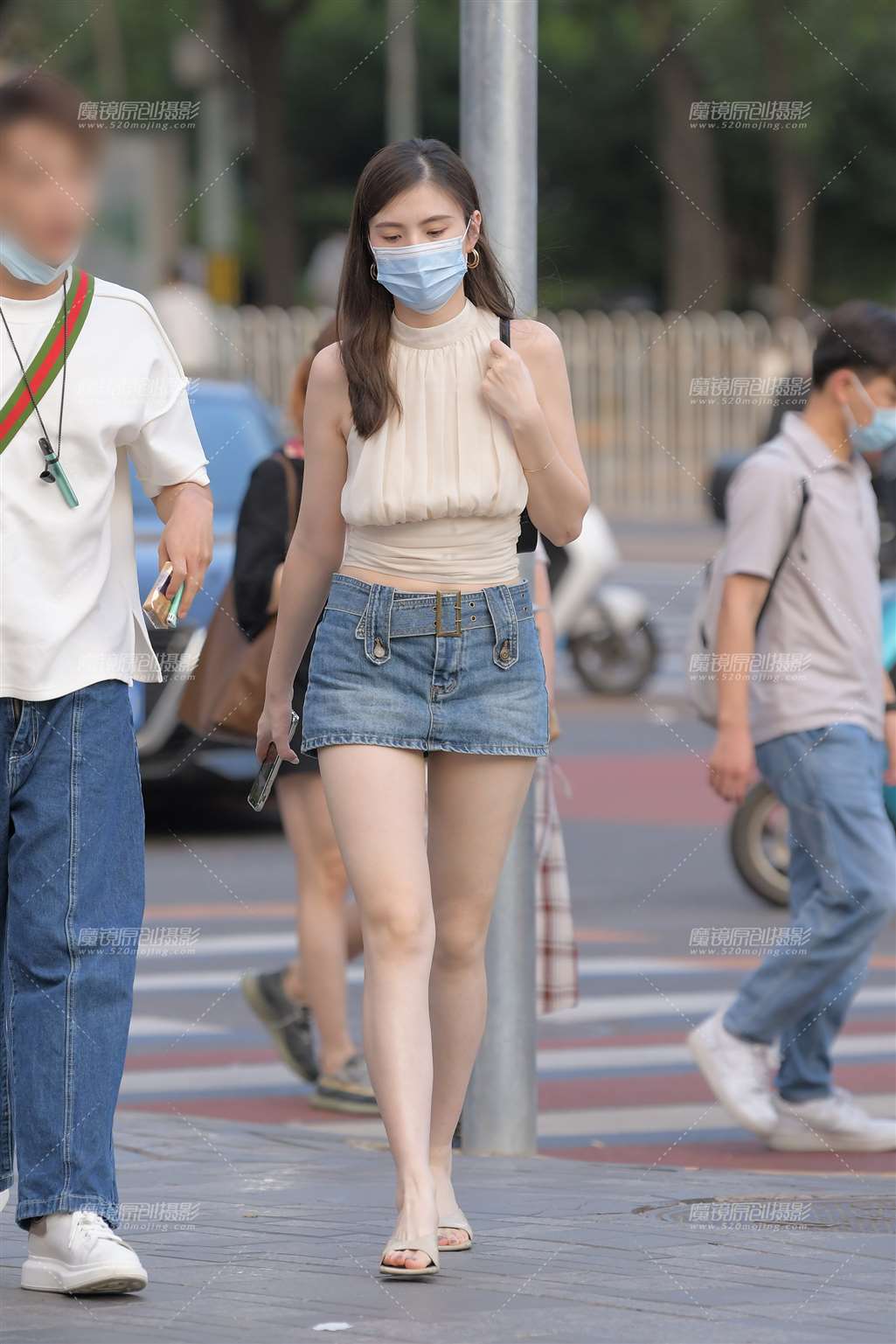 图片[1]-牛仔短裙美女-街拍流行馆