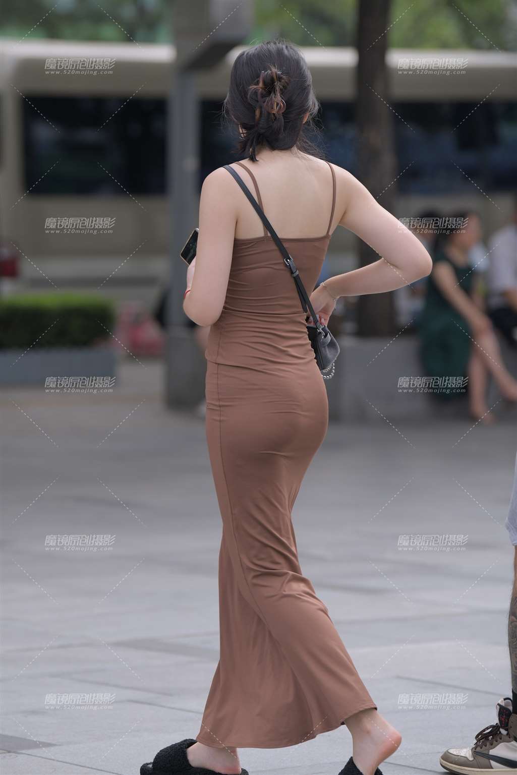 图片[4]-咖色鱼尾长裙美女-街拍流行馆