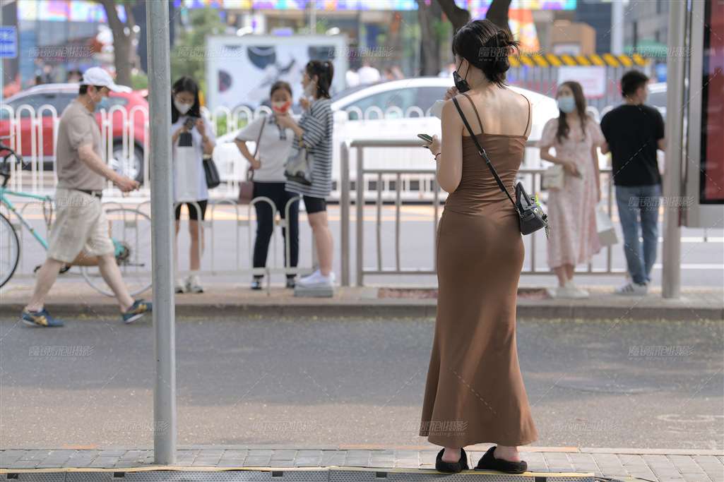 图片[3]-咖色鱼尾长裙美女-街拍流行馆