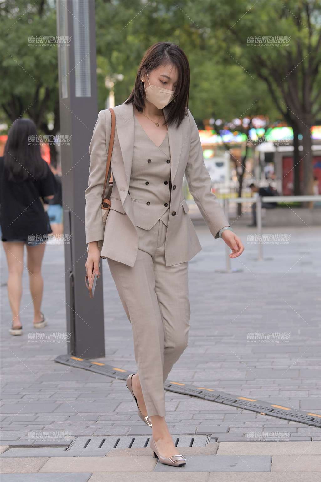 图片[5]-优雅的制服美女-街拍流行馆