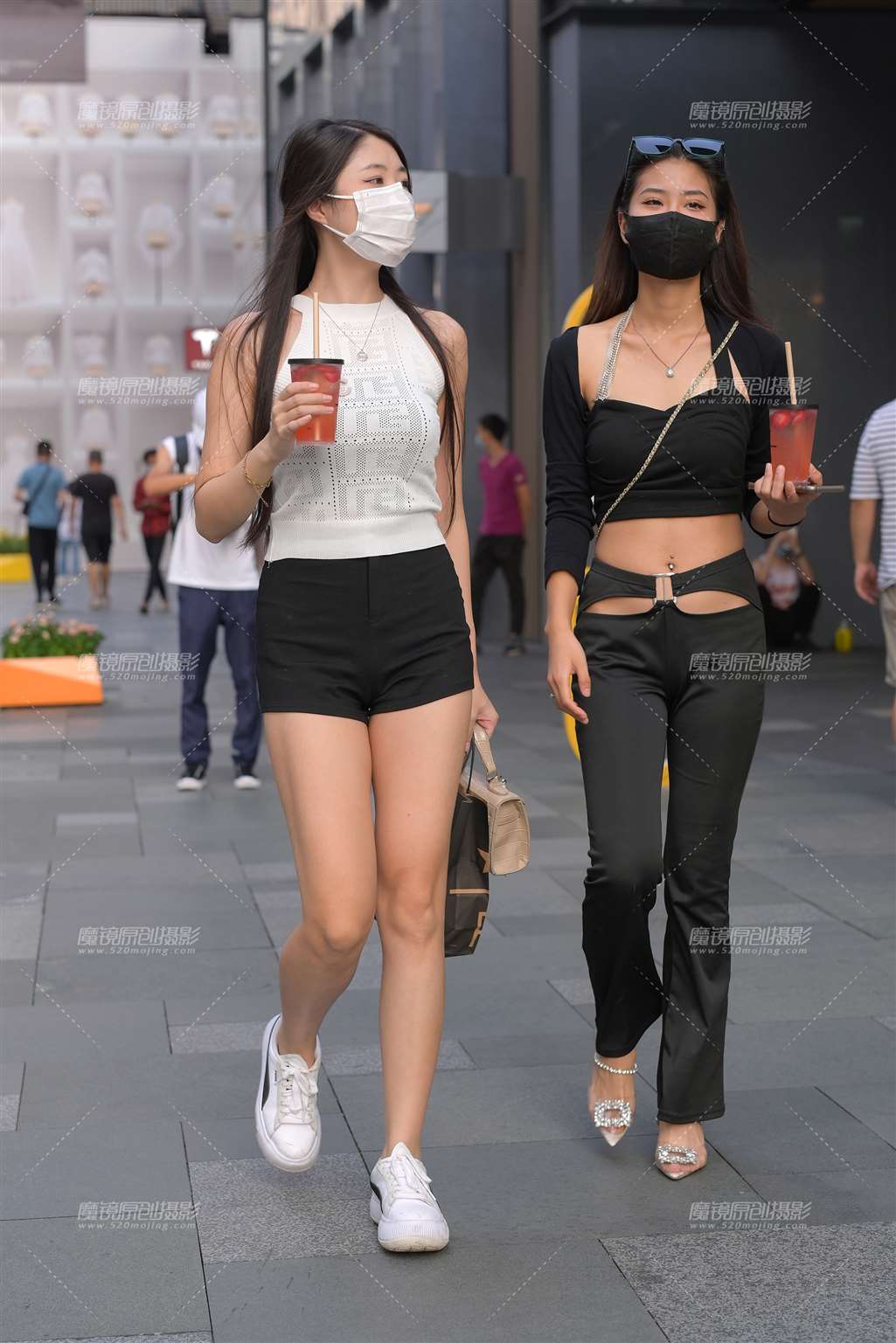 图片[1]-黑色热裤小妹-街拍流行馆