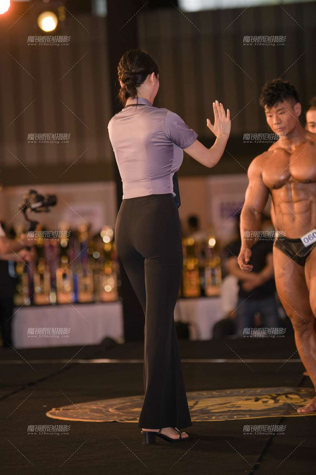 图片[1]-美丽的女裁判-街拍流行馆